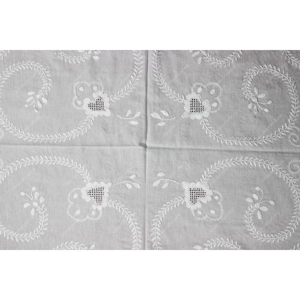 1,50x1,50-TABLECLOTH IN COTTON EMBROIDERED IN WHITE