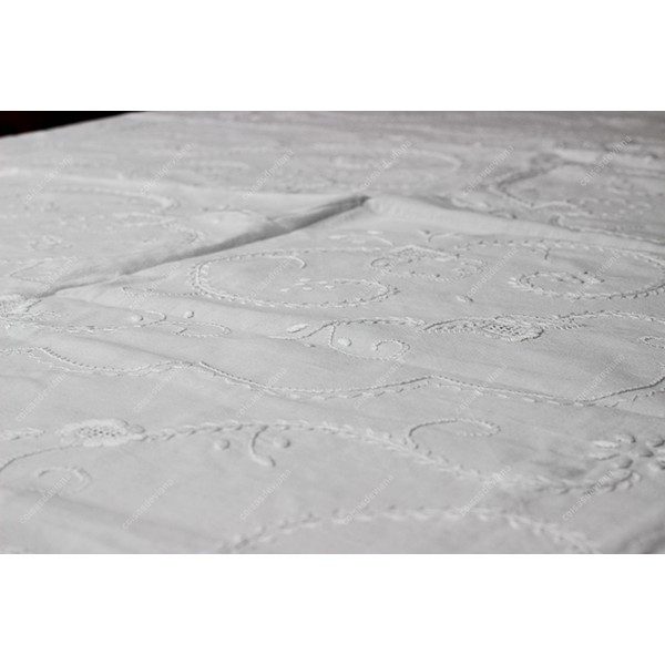 1,80 round-TABLECLOTH IN COTTON EMBROIDERED IN WHITE