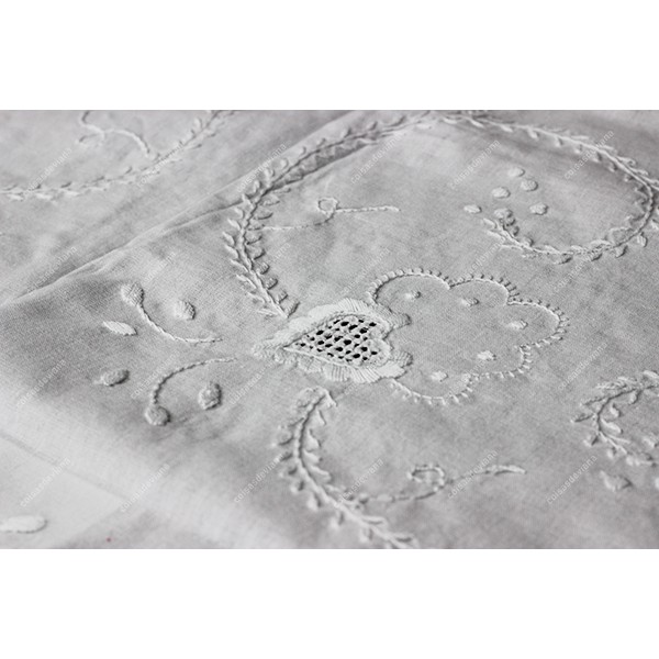 1,80 round-TABLECLOTH IN COTTON EMBROIDERED IN WHITE