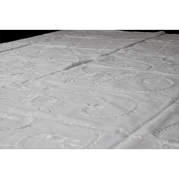 2,0x2,0-TABLECLOTH IN COTTON EMBROIDERED IN WHITE