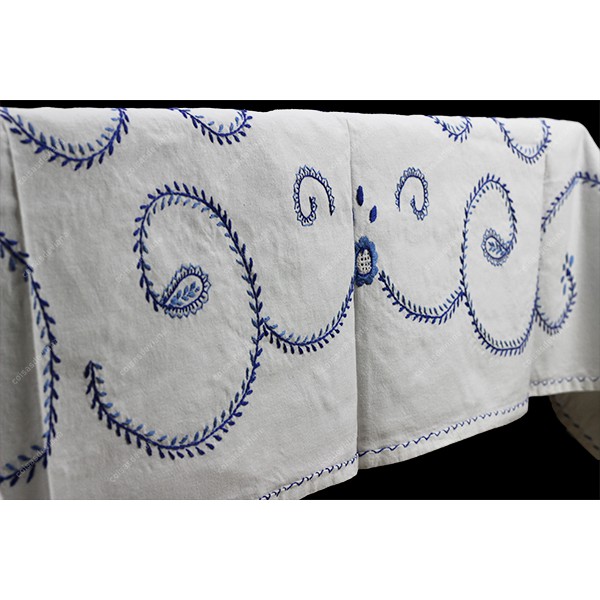 1,80x1,30-TABLECLOTH IN COTTON EMBROIDERED IN TWO BLUES