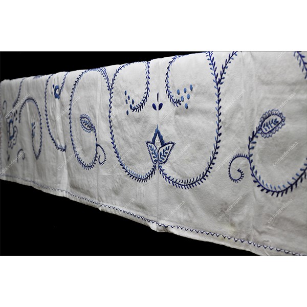 2,0x1,60-TABLECLOTH IN COTTON EMBROIDERED IN TWO BLUES