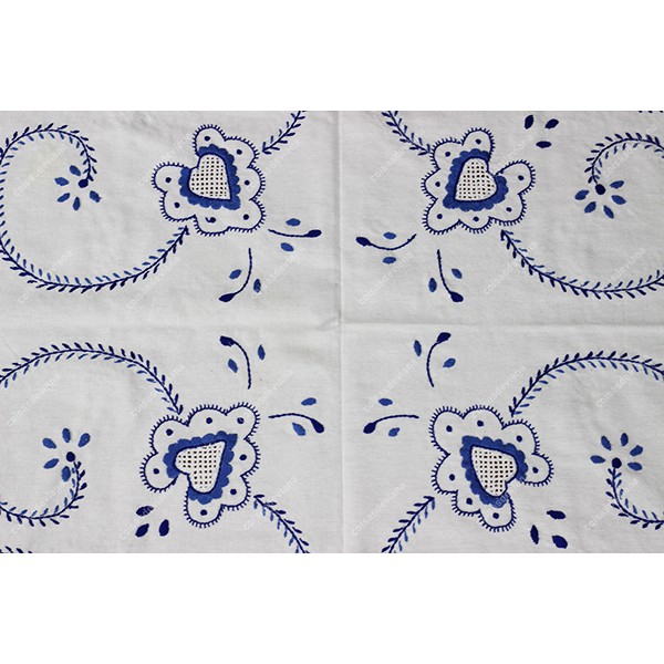 1,80x1,30-TABLECLOTH IN COTTON EMBROIDERED IN TWO BLUES