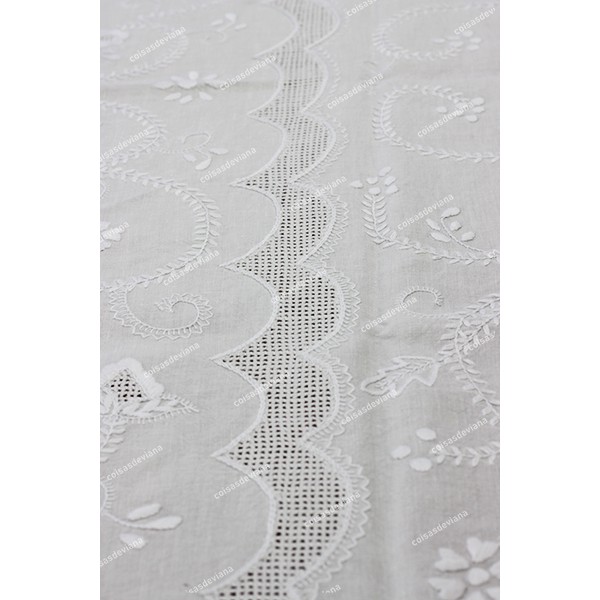 3,0x1,70-TABLECLOTH IN WHITE LINEN EMBROIDERED IN WHITE AND WITH SIEVE STITCH BAR