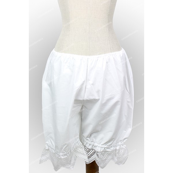 WHITE SHORTS WITH LEGGINGS AND HIGH LACE
