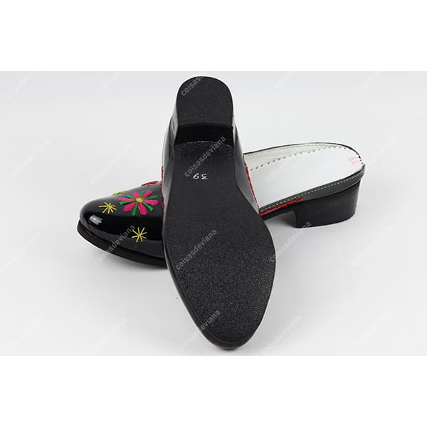SLIPPER EMBROIDERED IN COLOURS WITH PVC SOLE