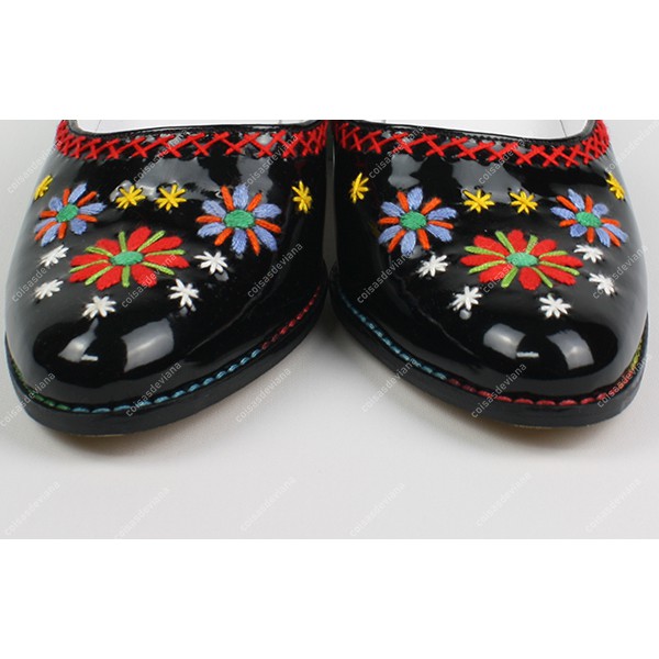 SLIPPER EMBROIDERED IN COLOR AND LEATHER SOLE