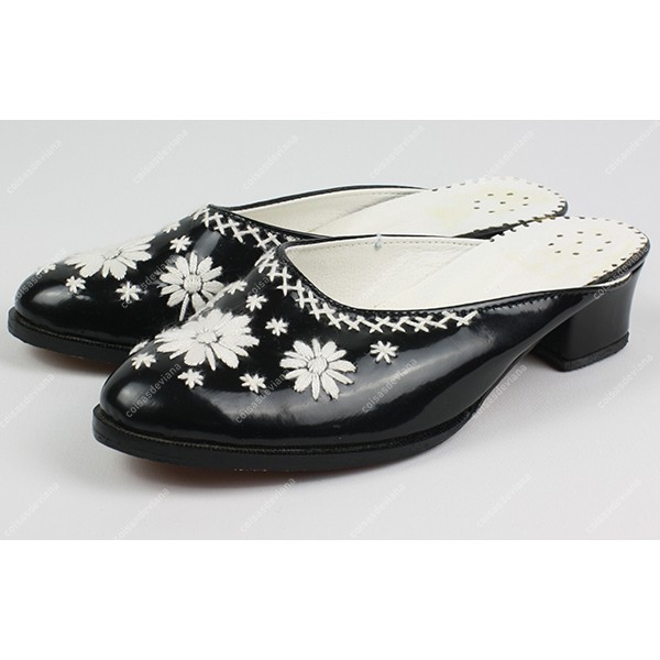 SLIPPER EMBROIDERED IN WHITE LEATHER SOLE