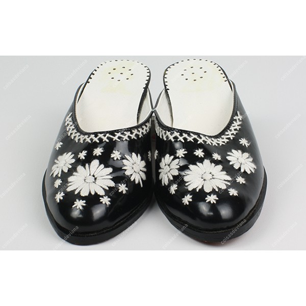 REGIONAL SLIPPER EMBROIDERED IN WHITE WITH LEATHER...