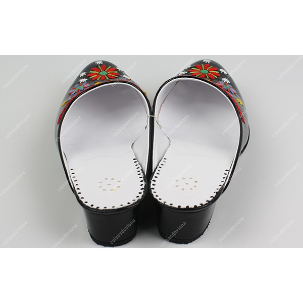 SLIPPER EMBROIDERED IN COLOR AND LEATHER SOLE
