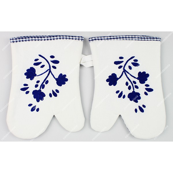 PAIR OF GLOVES EMBROIDERED VIANA'S CROCKERY