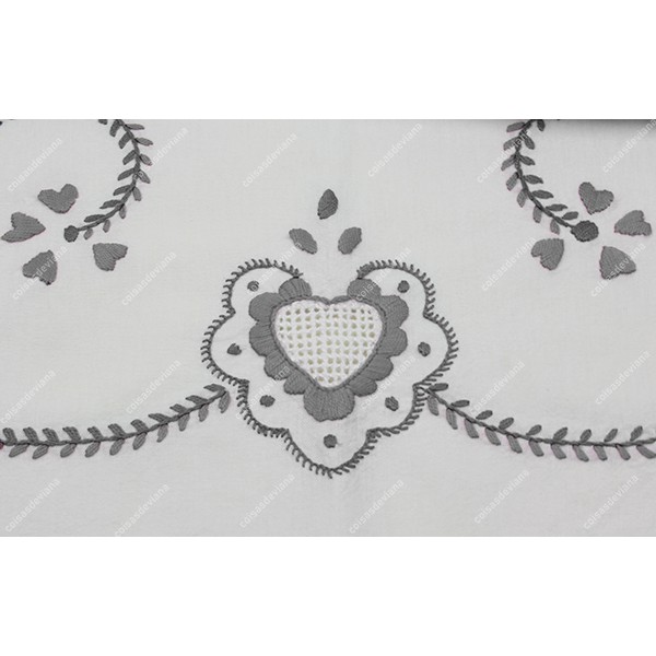CENTERPIECE OR TABLE RUNNER IN LINEN WITH VIANA EMBROIDERY