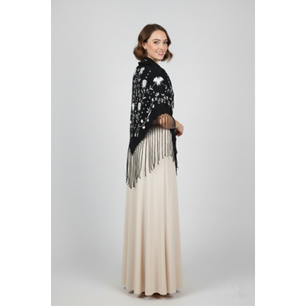 XAILE COM FRANJA E BORDADO MANUAL BRANCO