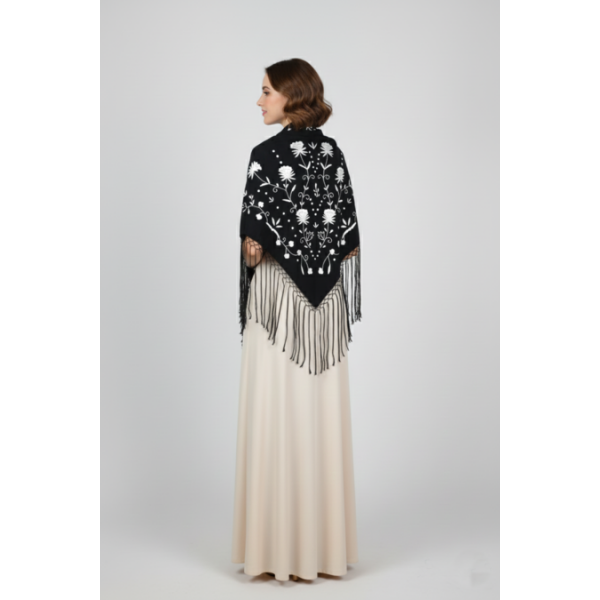 XAILE COM FRANJA E BORDADO MANUAL BRANCO