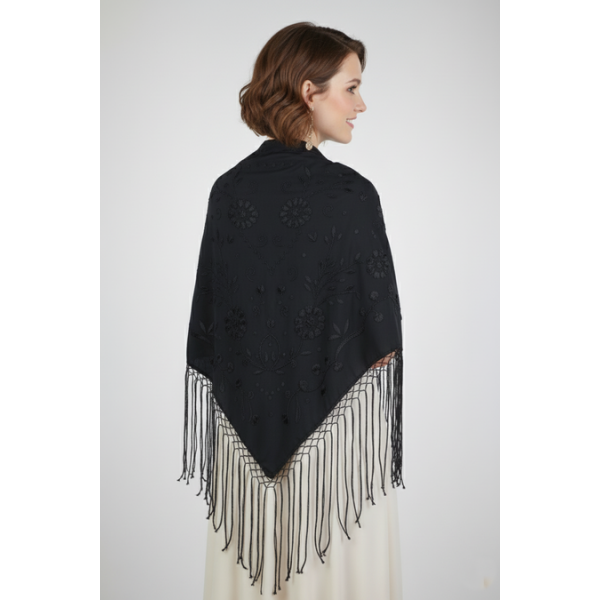 XAILE COM FRANJA E BORDADO MANUAL PRETO