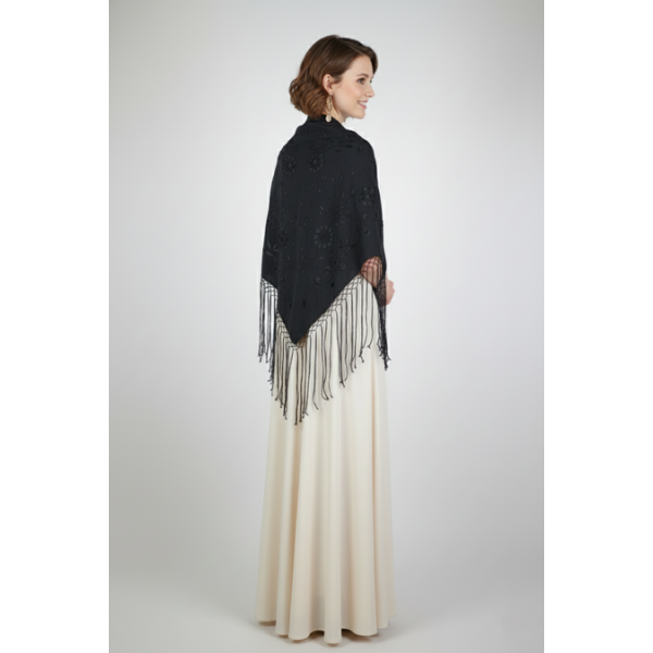 XAILE COM FRANJA E BORDADO MANUAL PRETO