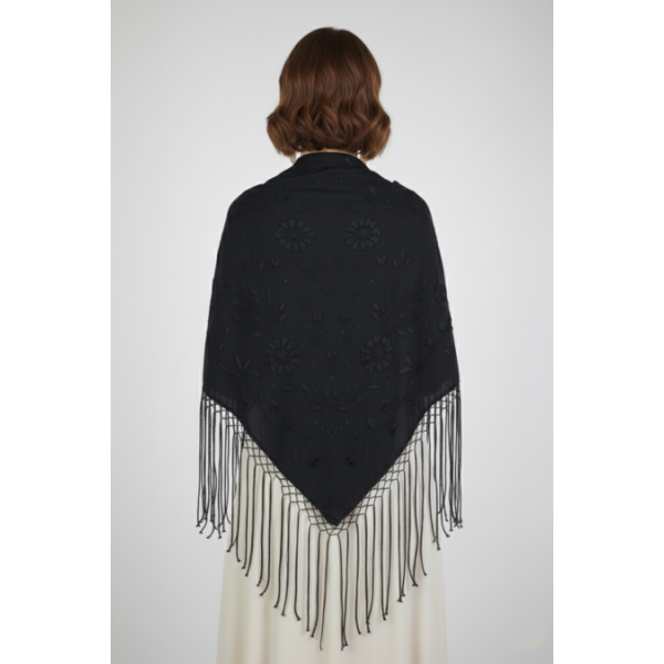 XAILE COM FRANJA E BORDADO MANUAL PRETO